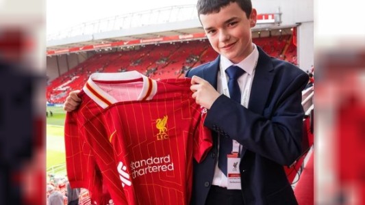 Owen Cooper ganó el Golden Globe y recibió un saludo especial del Liverpool