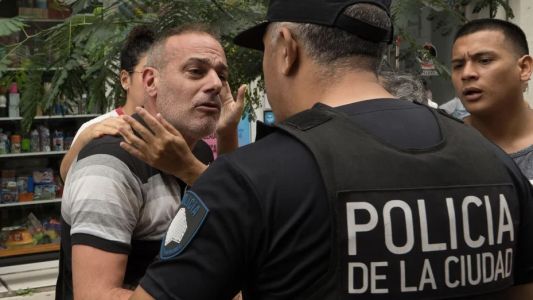 Parque Patricios: tensión entre la Policía y los damnificados que intentaron entrar por la fuerza al edificio