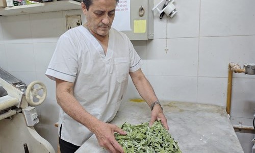 Aprendió el oficio de pastero a los 10 años y hoy le vende a argentinos residentes en Inglaterra, Holanda y Australia