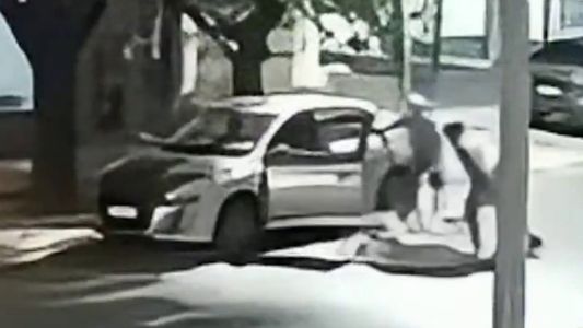 Salvaje ataque en Merlo: delincuentes le patearon la cabeza a un hombre para robarle el auto y lo dejaron inconsciente