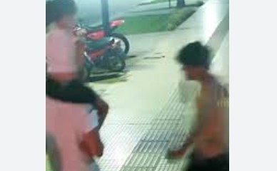 Un papá recibió un brutal golpe cuando caminaba con su hija en brazos