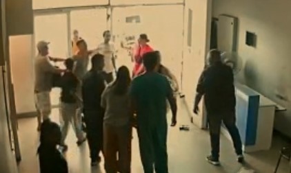 Familiares de un paciente atacaron a un vigilador por no dejarlos pasar durante la limpieza de la clínica