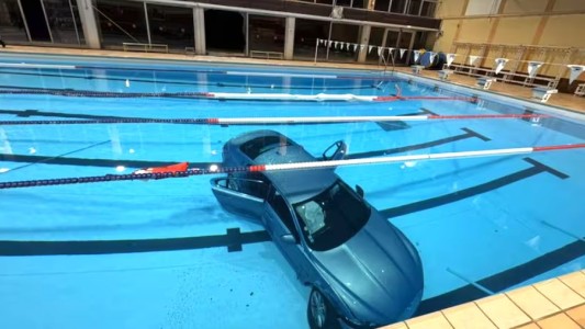Francia: perdió el control de su auto y terminó junto a su hija en el fondo de una pileta municipal