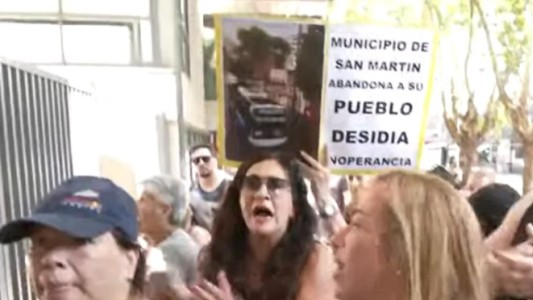 Incidentes en la puerta de la Municipalidad de San Martín por las inundaciones