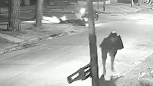 Motochorros balearon en la pierna a un repartidor para robarle en Villa Ballester