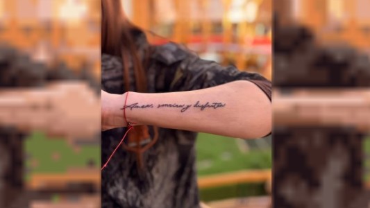 Polémica: una joven se tatuó una frase del coordinador de su viaje de egresados