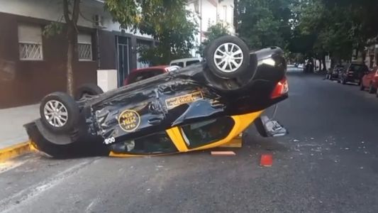 Impactante choque entre un auto de aplicación y un taxi dejó cuatro heridos en Almagro