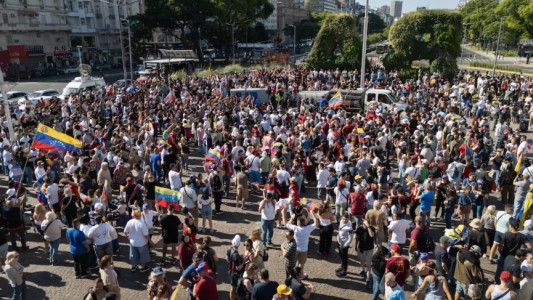 Acto de venezolanos frente al Obelisco en apoyo a la intervención estadounidense