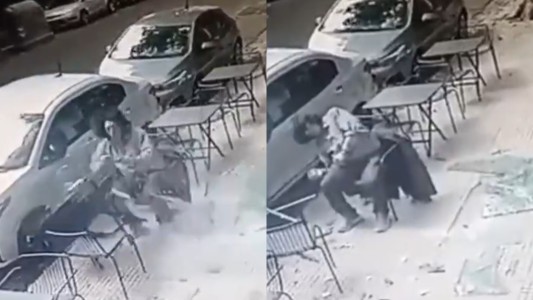 El momento exacto en el que le cae un vidrio encima a un hombre que merendaba en la vereda