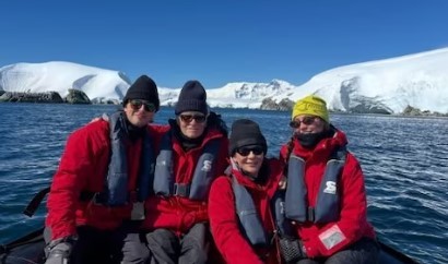 “¡Saludos desde la Antártida!”: Michael Douglas y Catherine Zeta-Jones, de vacaciones junto a sus hijos