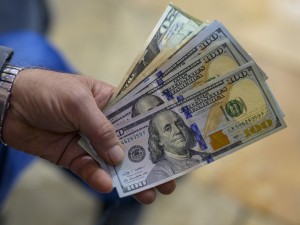 El dólar arrancó el año en alza, en el debut de las nuevas bandas cambiarias