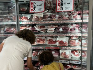 Canasta básica: una familia necesitó $1.308.713 en diciembre para no ser pobre