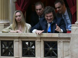 “Falta de coordinación”: el Gobierno hace los primeros balances tras la polémica por los vuelos de Adorni