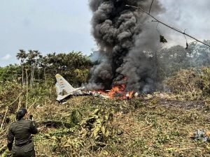 Un avión de la Fuerza Aérea colombiana se accidentó al despegar con 125 personas a bordo