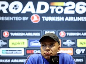 Mbappé negó que le hayan examinado la rodilla equivocada