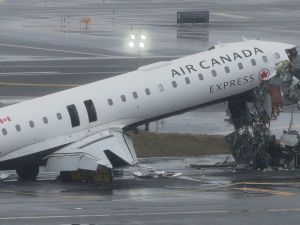 Así fue el choque entre un avión de Air Canadá y una autobomba en el aeropuerto de Nueva York
