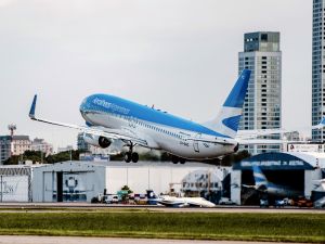 Aerolíneas Argentinas aplicará un recargo en sus tickets por la suba internacional del petróleo
