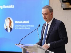 Ordenan levantar el secreto fiscal y bancario para saber quién pagó los viajes de Adorni