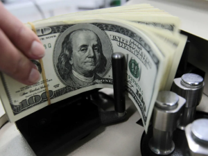 El dólar oficial cayó 15 pesos durante la jornada de este martes