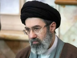 Jamenei pidió mantener cerrado el estrecho de Ormuz y priorizó la venganza