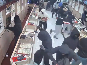 Robo express en California: se llevaron más de 1.7 millones de dólares en joyas