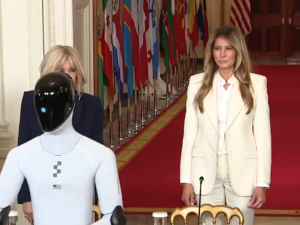 Melania Trump llegó a un evento de la Casa Blanca acompañada de un robot humanoide