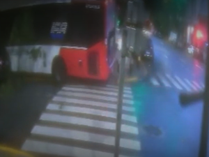 Constitución: Un patrullero se incrustó en una pizzería tras chocar con un colectivo