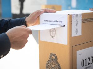 El Gobierno busca acelerar la reforma electoral y negocia cambios en las PASO