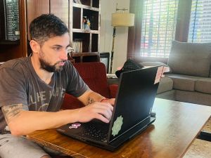 Abrió un estudio jurídico y con el espantoso caso de su primera clienta, escribió una novela