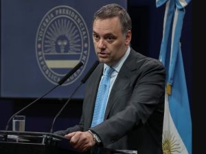 Viaje de Adorni a Punta del Este: el testigo declaró que el traslado lo pagó el periodista de la TV Pública