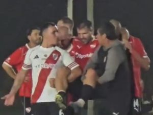 El Kun Agüero sufrió una grave lesión en el Senior de Independiente