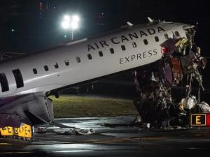 Un avión de Air Canada chocó con un vehículo en el aeropuerto de Nueva York