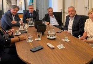 Pichetto se reunió con dirigentes libertarios alejados de Milei para “construir una propuesta capitalista y moderna”