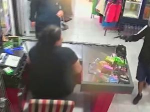 Delincuentes amenazaron de muerte a la empleada de un almacén: ella los echó a los gritos