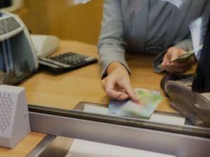 Bancarios acuerdan aumento del 2,9% y el sueldo básico supera los $2.180.000