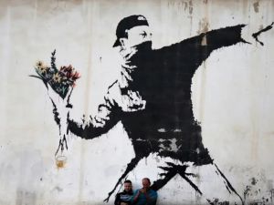 Afirman que descubrieron la identidad de Banksy, el artista que convirtió el anonimato en obra