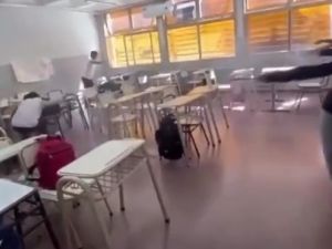 Alumnos prendieron bengalas dentro de un aula