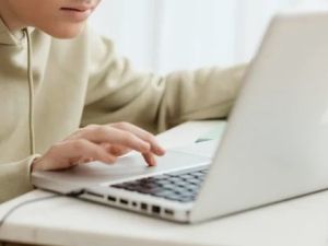 Hizo imágenes de sus compañeras menores con IA, las subió a un sitio web para adultos y ahora va a juicio