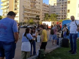 Evacúan a los habitantes del complejo de viviendas de Parque Patricios por un posible colapso