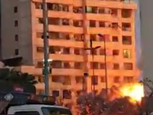 El momento en el que un edificio en Beirut se derrumba tras un ataque aéreo israelí