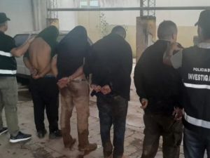 Cuatro detenidos por falsos controles de tránsito para robar: usaban uniformes y objetos de vialidad