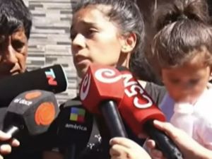 La mamá de E. aseguró que a su hija se la llevaron porque “tenía el body al revés y mal puesto”