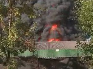 Impactante incendio en un depósito de pinturas en Francisco Álvarez: 25 dotaciones de bomberos participan en el operativo