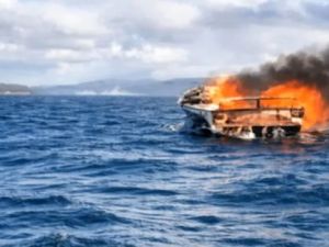 Una lancha se incendió en medio del Lago Nahuel Huapi y el único tripulante se salvó al tirarse al agua