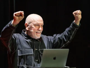 Llegó John Malkovich a Buenos Aires para actuar en "El infame Ramírez Hoffman" en una única función