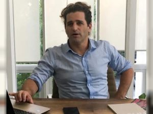 Piden indagar a Damián Manusovich por la muerte de una joven tras la caída de un cartel en Villa Devoto