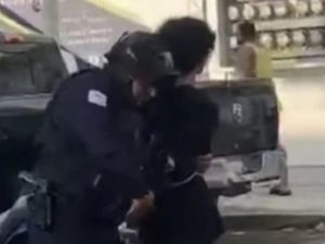 México: no lo dejaron entrar por llegar tarde a la escuela y mató a dos profesoras