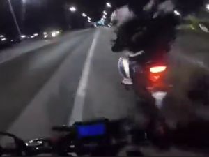 Violento asalto en Avellaneda: lo interceptaron a casi 100 km/h y le robaron la moto