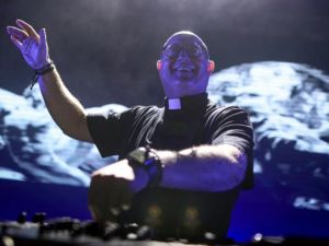 Quién es el “Papa DJ” que homenajeará al Papa Francisco en Plaza de Mayo