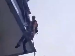Un hombre que limpiaba vidrios en un edificio de Puerto Madero quedó atrapado en la altura durante el temporal